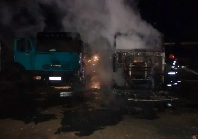 В Бобруйске ночью горели грузовые авто