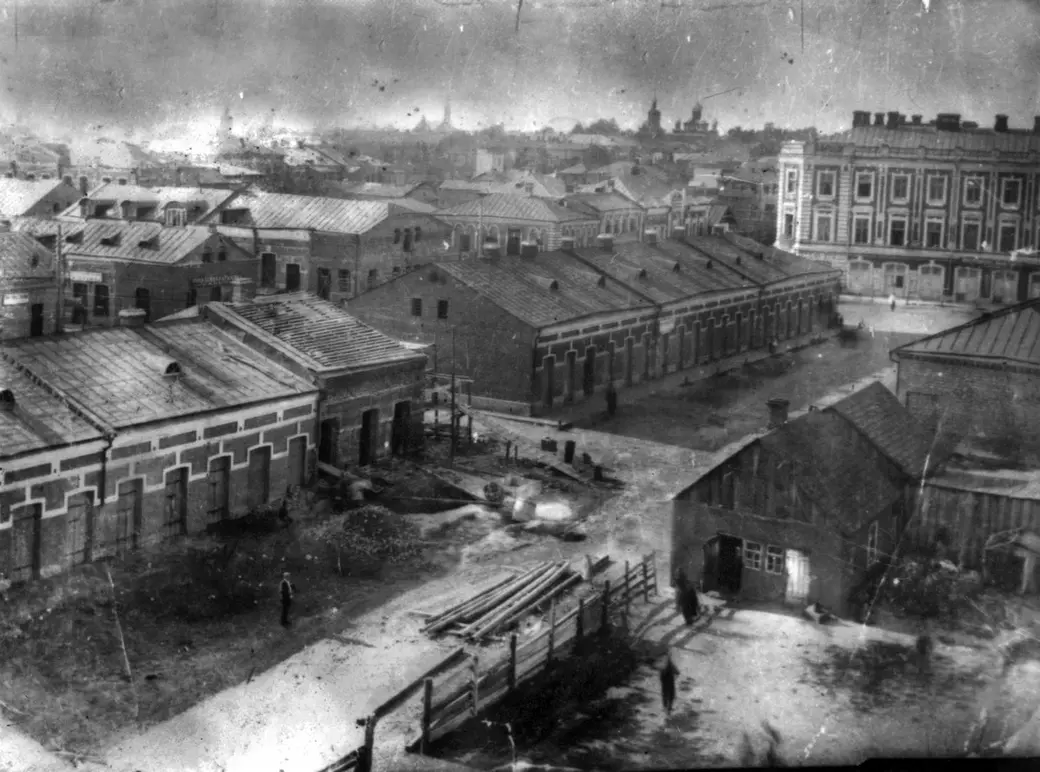 Début des années 1900. Le marché de Bobruisk vu du ciel. Au fond à droite se trouvent la Bérézina et l'Hôtel Européen.