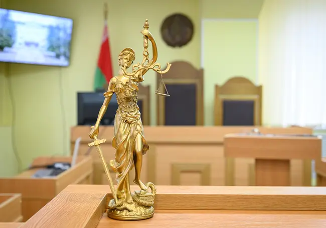 В Бобруйске пьяный пассажир такси повредил два автомобиля и «порезал» случайного прохожего