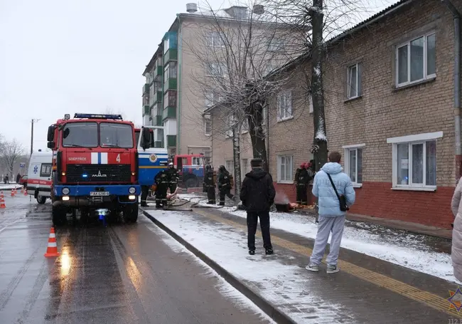 «Приезжайте скорее… из форточки густой дым». В Бобруйске на пожаре спасли двоих человек (видео)