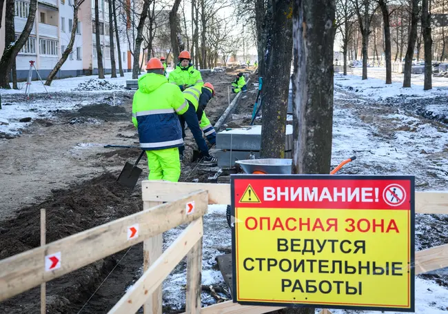 На улице 50 лет ВЛКСМ в Бобруйске ремонтируют тротуар