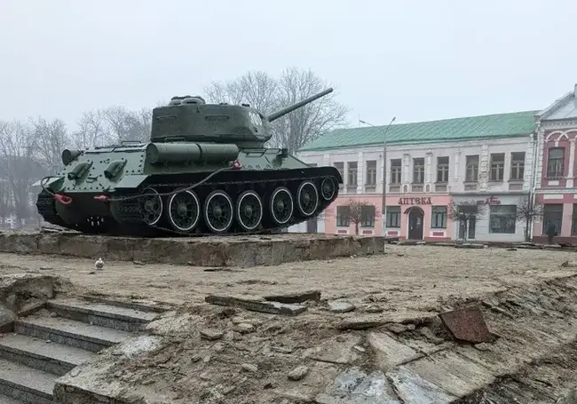 Не только танк Бахарова. В Бобруйске ремонтируют площадь Победы