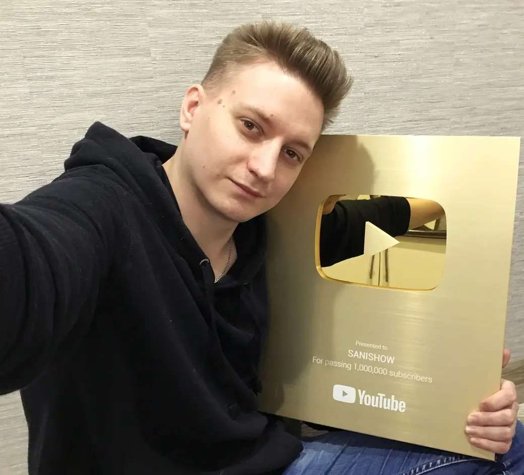 Блогер Александр Пинчук с «Золотой кнопкой» от YouTube, 2020 г.. Фото предоставлено А.Пинчуком.
