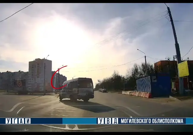 В Бобруйске водитель маршрутки поехал на «красный» (видео)