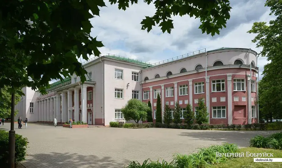 Бывший бобруйский гарнизонный Дом офицеров. Фото из архива редакции.