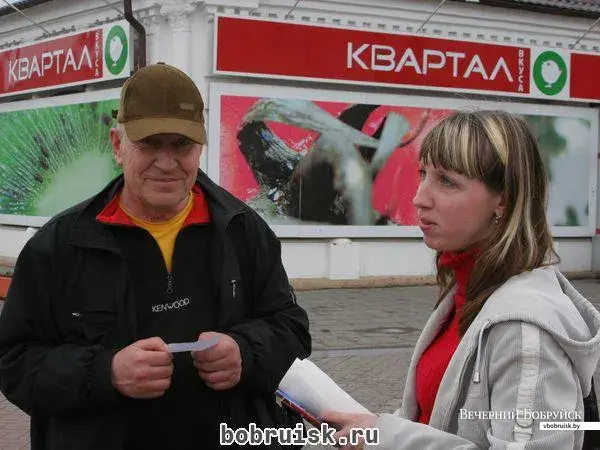 Девушка-агент из компании "Довгань" пытается продать "Бальзмам без сахара" фотожурналисту газеты "Коммерческий курьер" Федору Прокопову.
