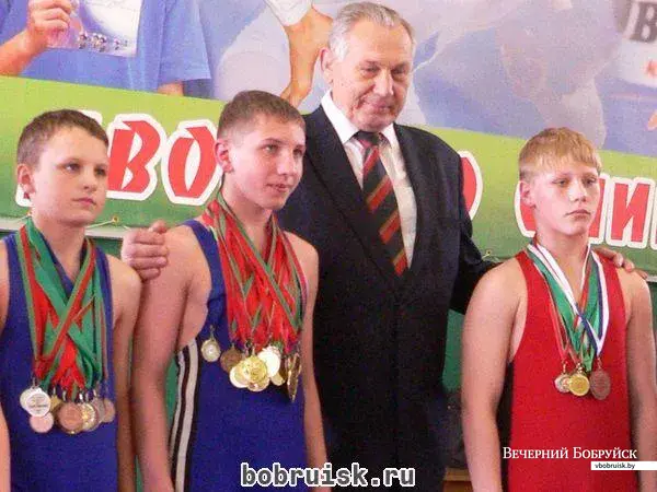 Выдающийся борец, трехкратный олимпийский чемпион Александр Медведь сегодня, 19 мая 2010 года, посетил Бобруйск! В 1972 году