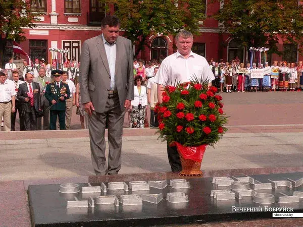 31. Бобруйск, 26 июня 2010 года. Председатель Бобруйского горсовета Михаил Загорцев и председатель горисполкома Дмитрий Бонохов возлагают