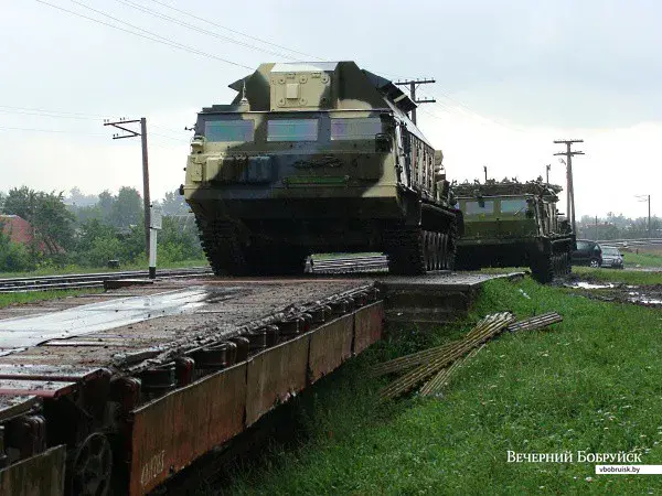 Идет погрузка военной техники.