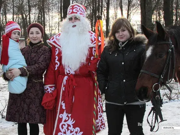 Фото дня. 1 января 2012 года. Вот такая дружная компания повстречалась нашему корреспонденту Владимиру Репику в первый