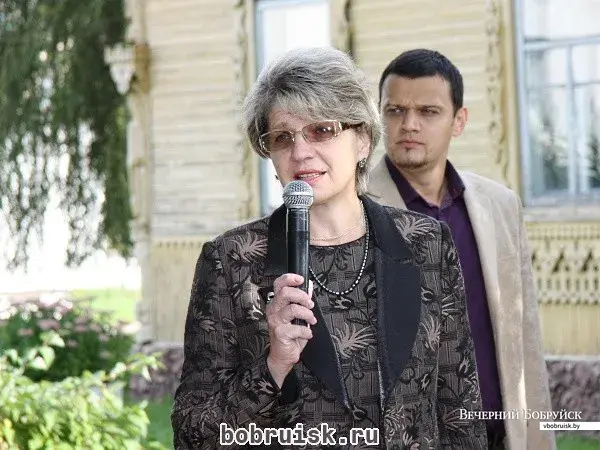 Нина Костян, директор Бобруйского государственного профессионально-технического художественного колледжа имени А.Е.Ларина, выступает перед учащимися в День знаний 1