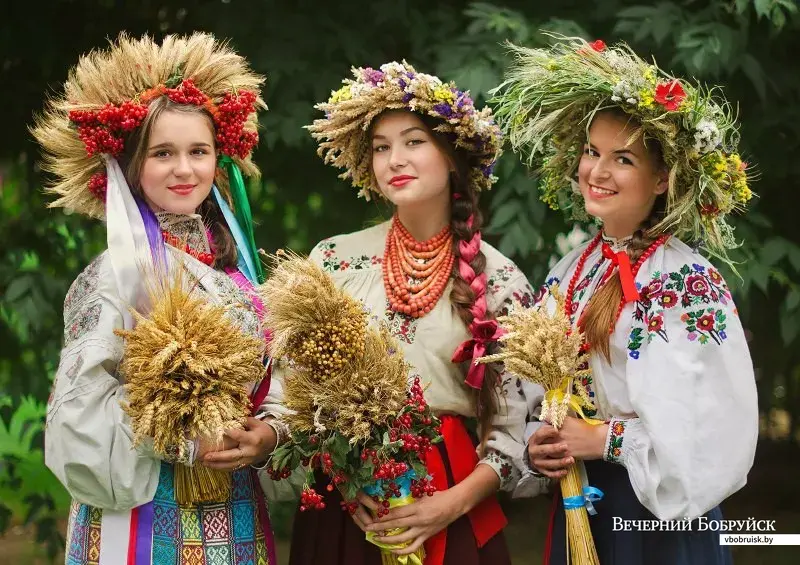 Украинские девушки в национальных костюмах. Фото УНИАН.