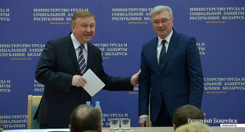 Премьер-министр Беларуси Андрей Кобяков представляет нового Валерия Малашко трудовому коллективу. Фото: sputnik.by.