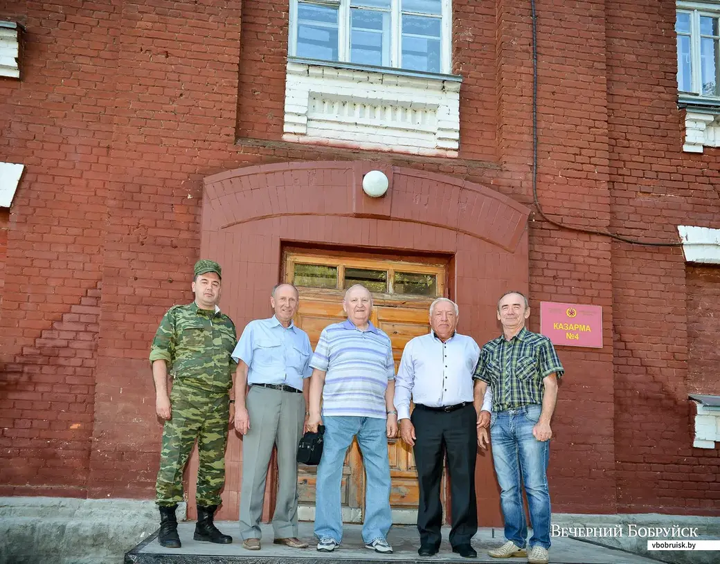 Генерал-майор в отставке Валерий Дмитриевич Костюченко – в центре.