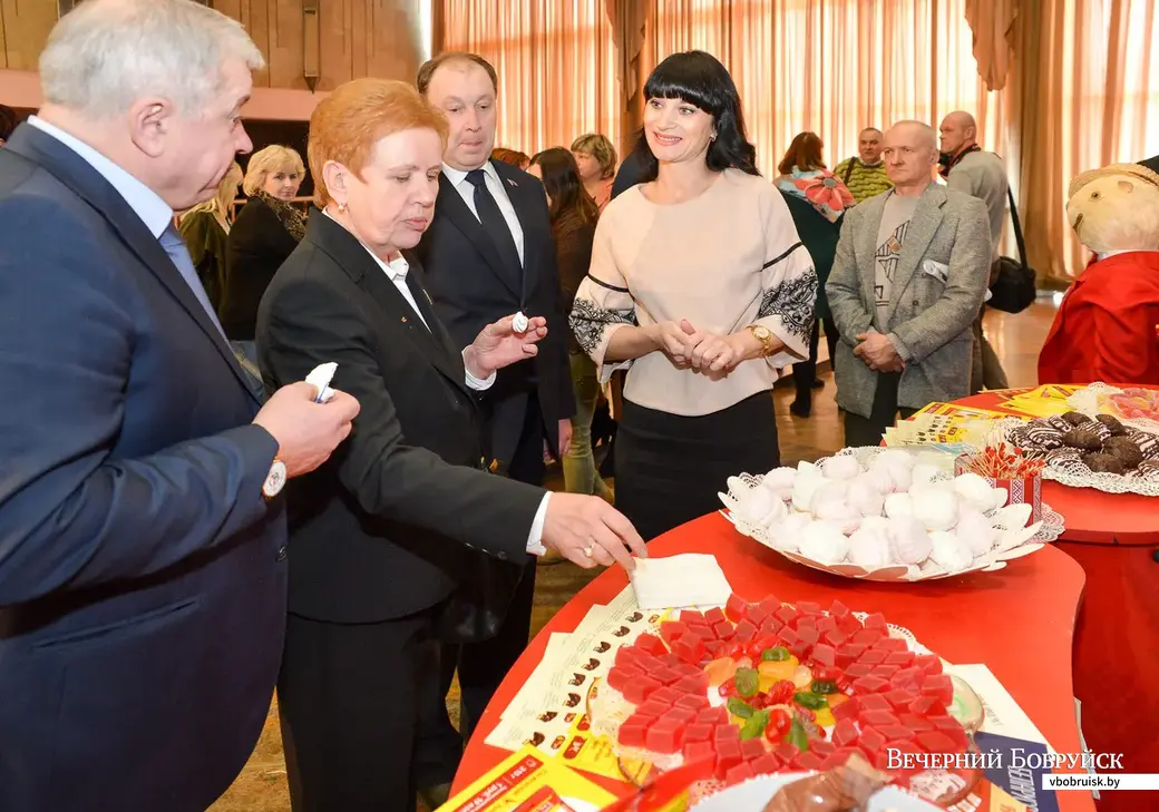 Председатель Центральной комиссии по выборам и проведению республиканских референдумов Республики Беларусь Лилия Ермошина и директор филиала "Белгосстраха"