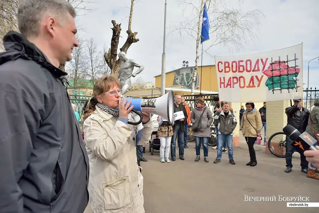 Галина Смирнова на санкционированном митинге у стадиона «Славянка» 9 апреля 2017 года.