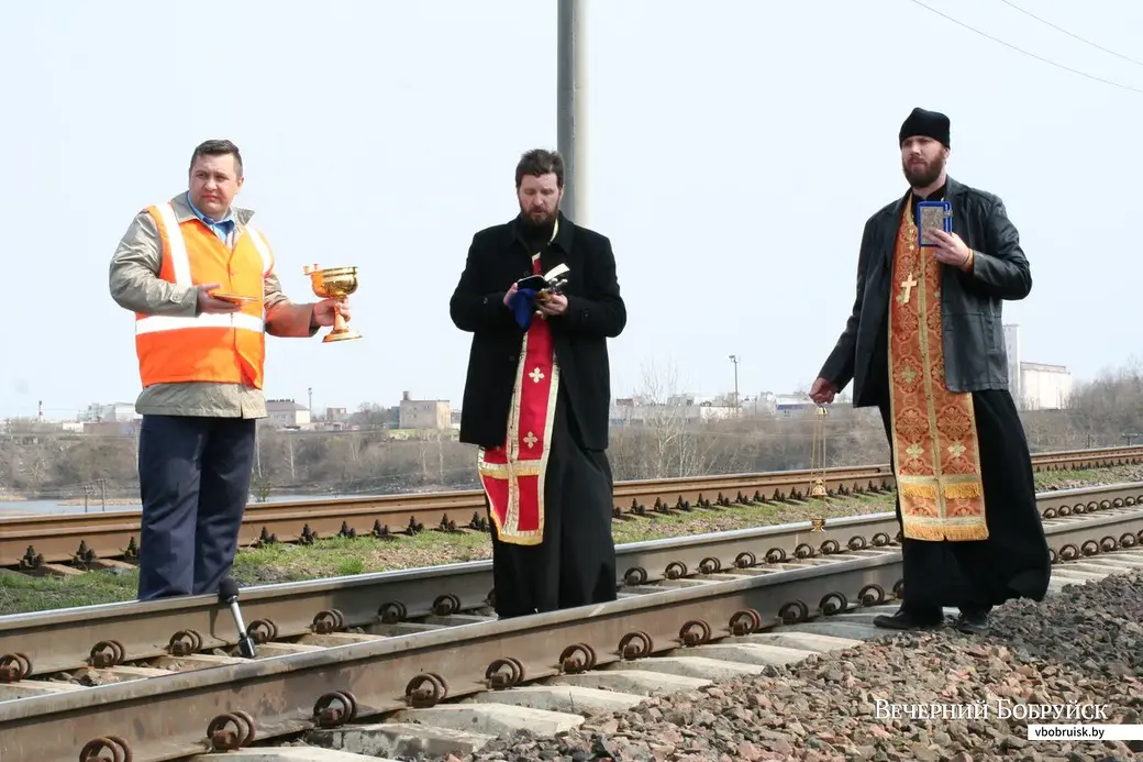 Православные священники читают молитву.