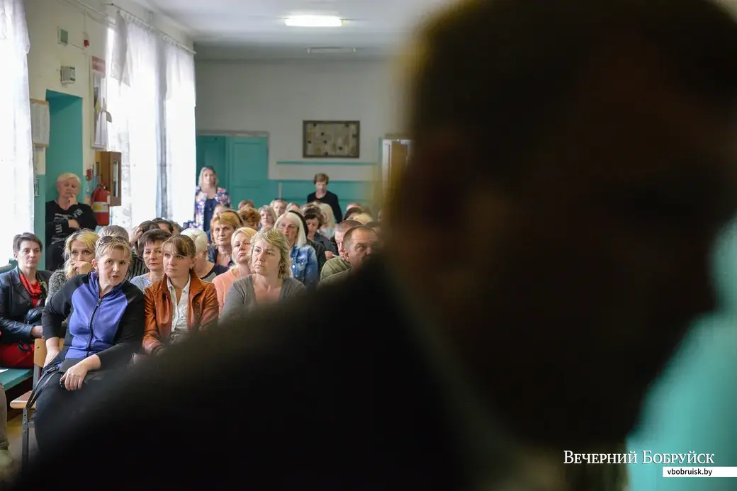 24.05.2018, Бобруйск. Родительское собрание в базовой школе №7 на улице Сакко. Исполняющий обязанности директора выдворяет фотокорреспондента «Вечернего