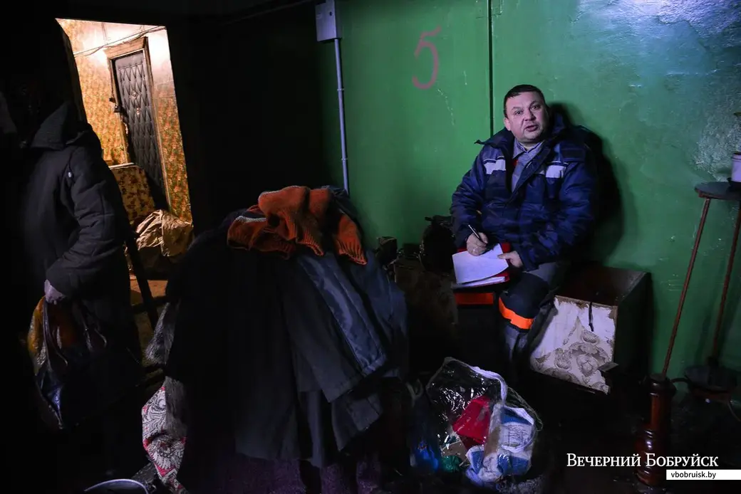04.01.2019. Гражданку, проживавшую в доме №71 по улице Михася Лынькова, принудительно выселили из квартиры. Работники ЖЭУ-8 перевозят вещи на склад временного хранения.